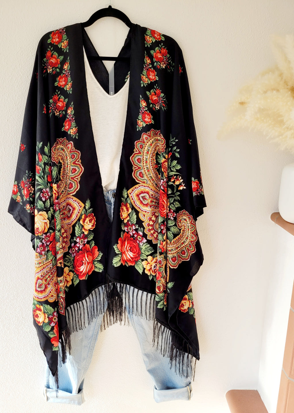 Schwarze ukrainische Strickjacke mit Fransen