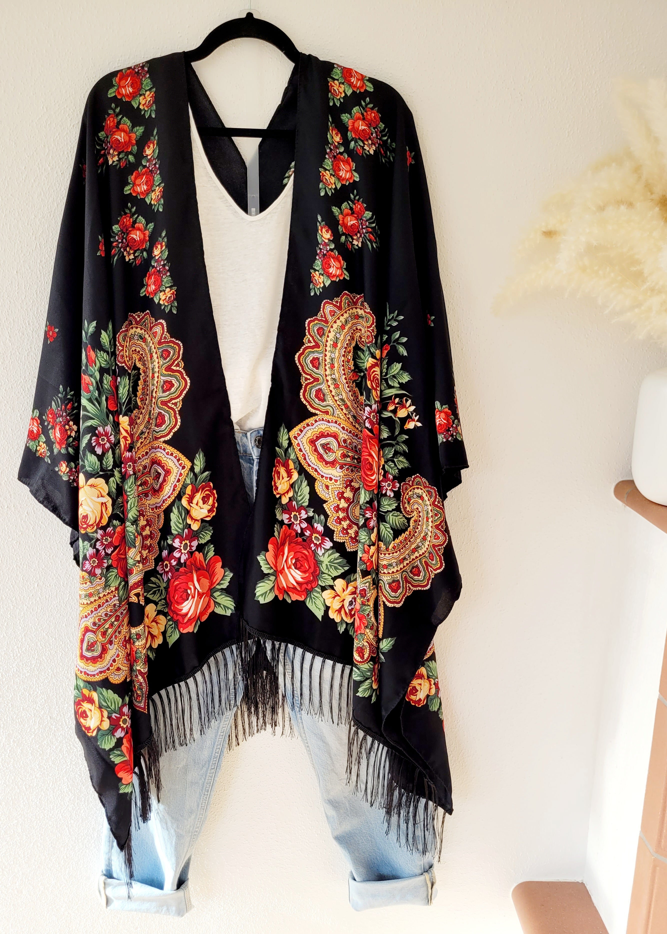 Schwarze ukrainische Strickjacke mit Fransen