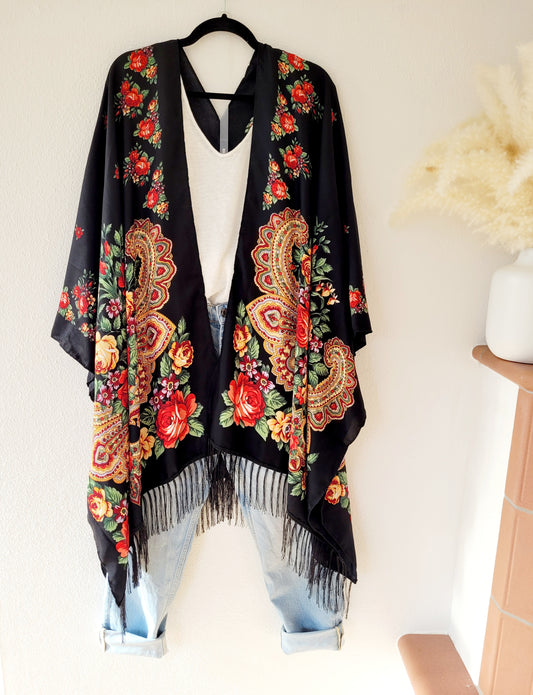 Schwarze ukrainische Strickjacke mit Fransen