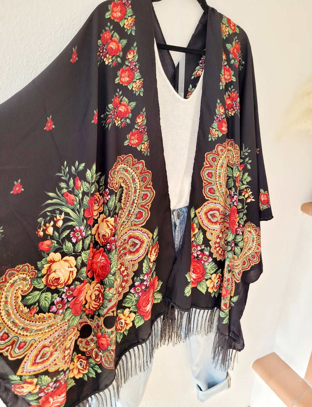 Schwarze ukrainische Strickjacke mit Fransen
