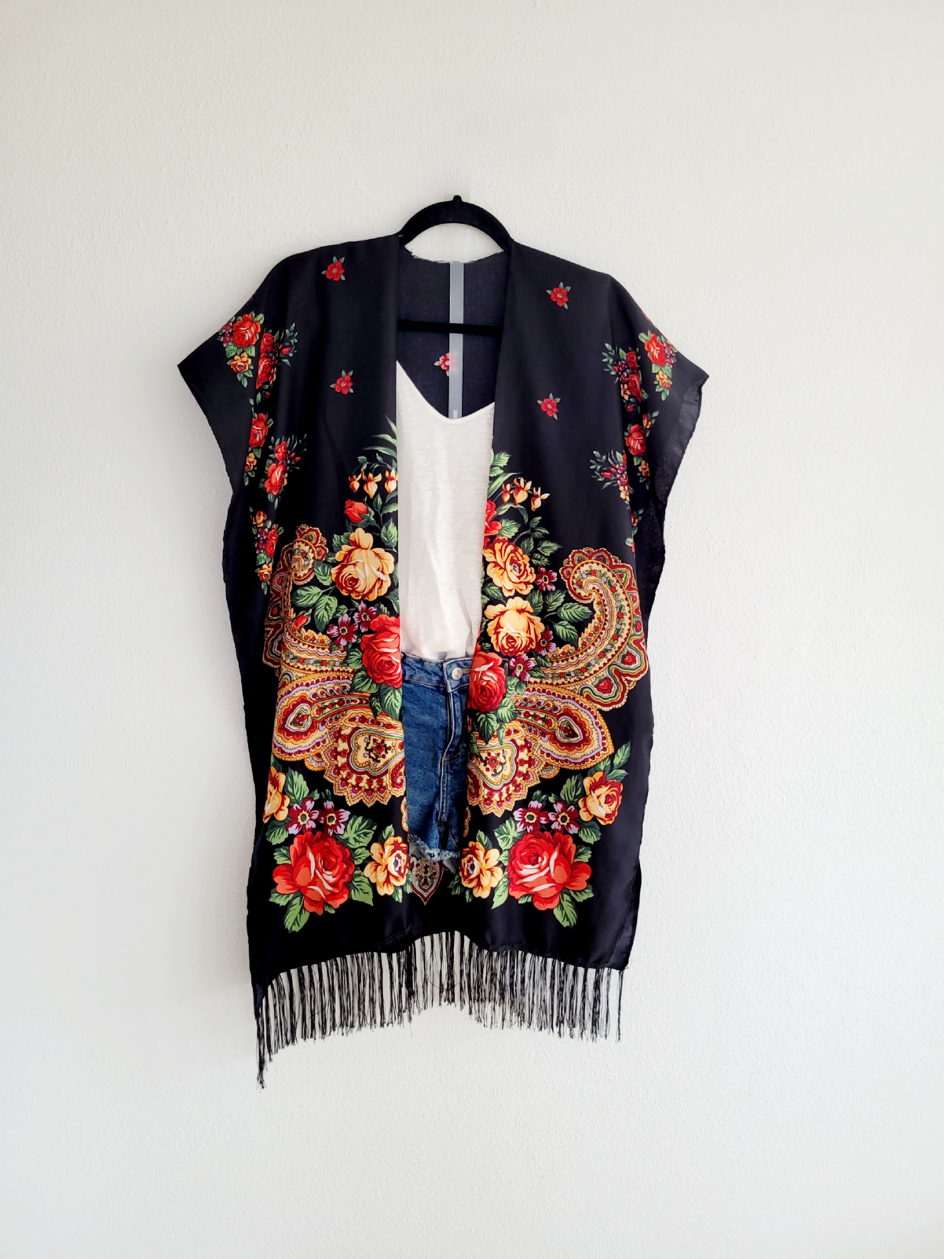 Schwarze ukrainische Strickjacke mit Fransen