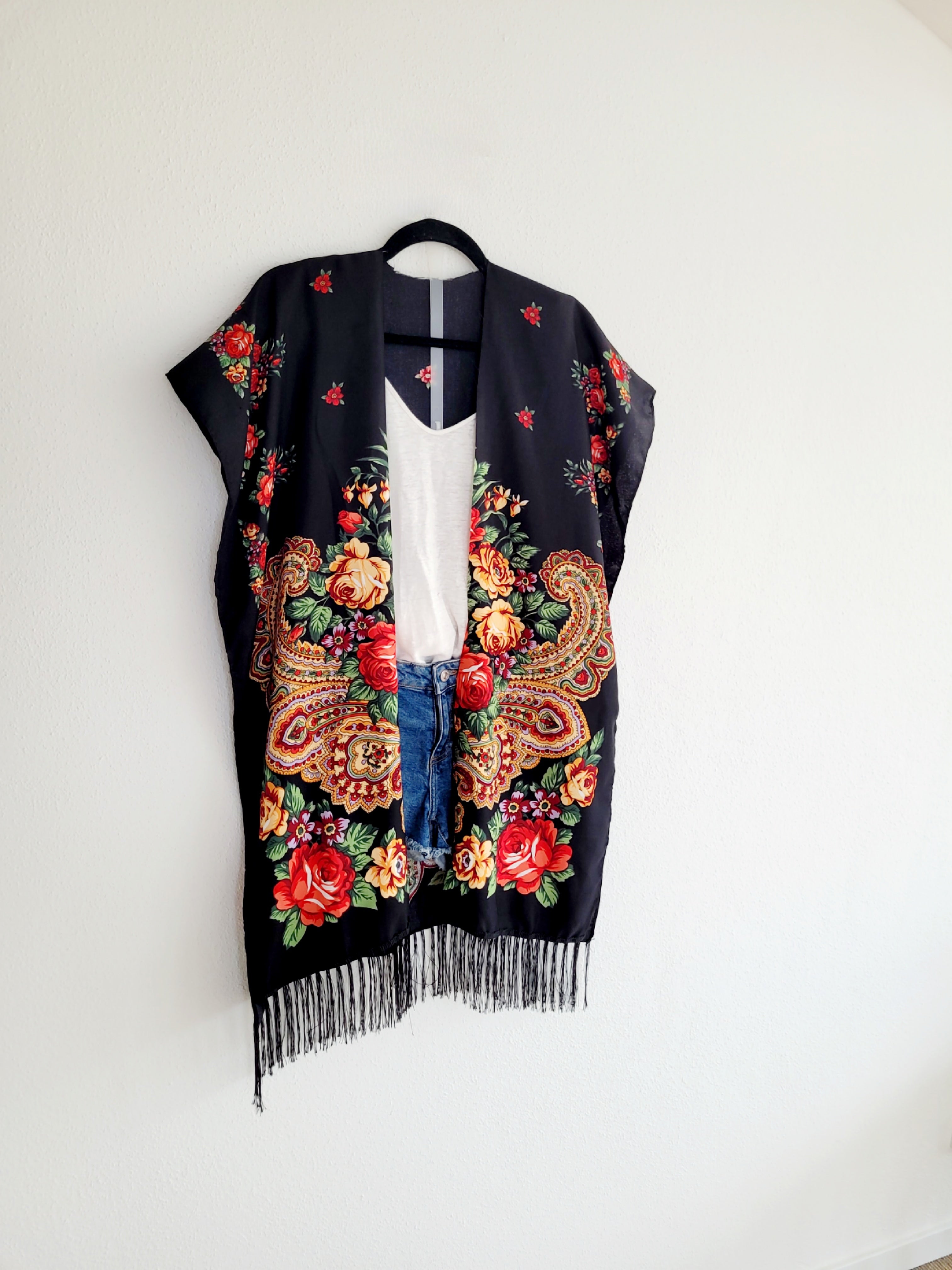 Schwarze ukrainische Strickjacke mit Fransen