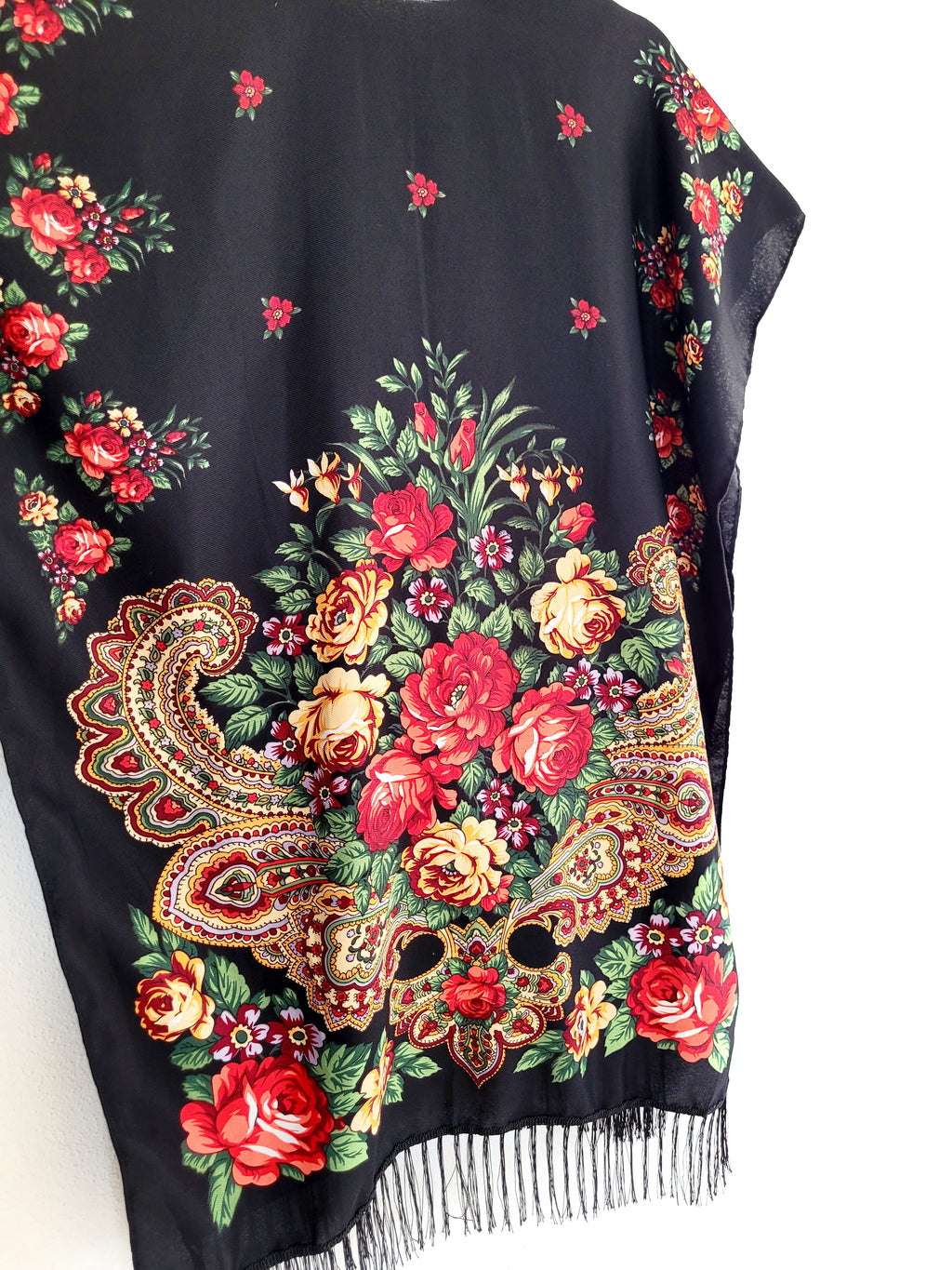 Schwarze ukrainische Strickjacke mit Fransen