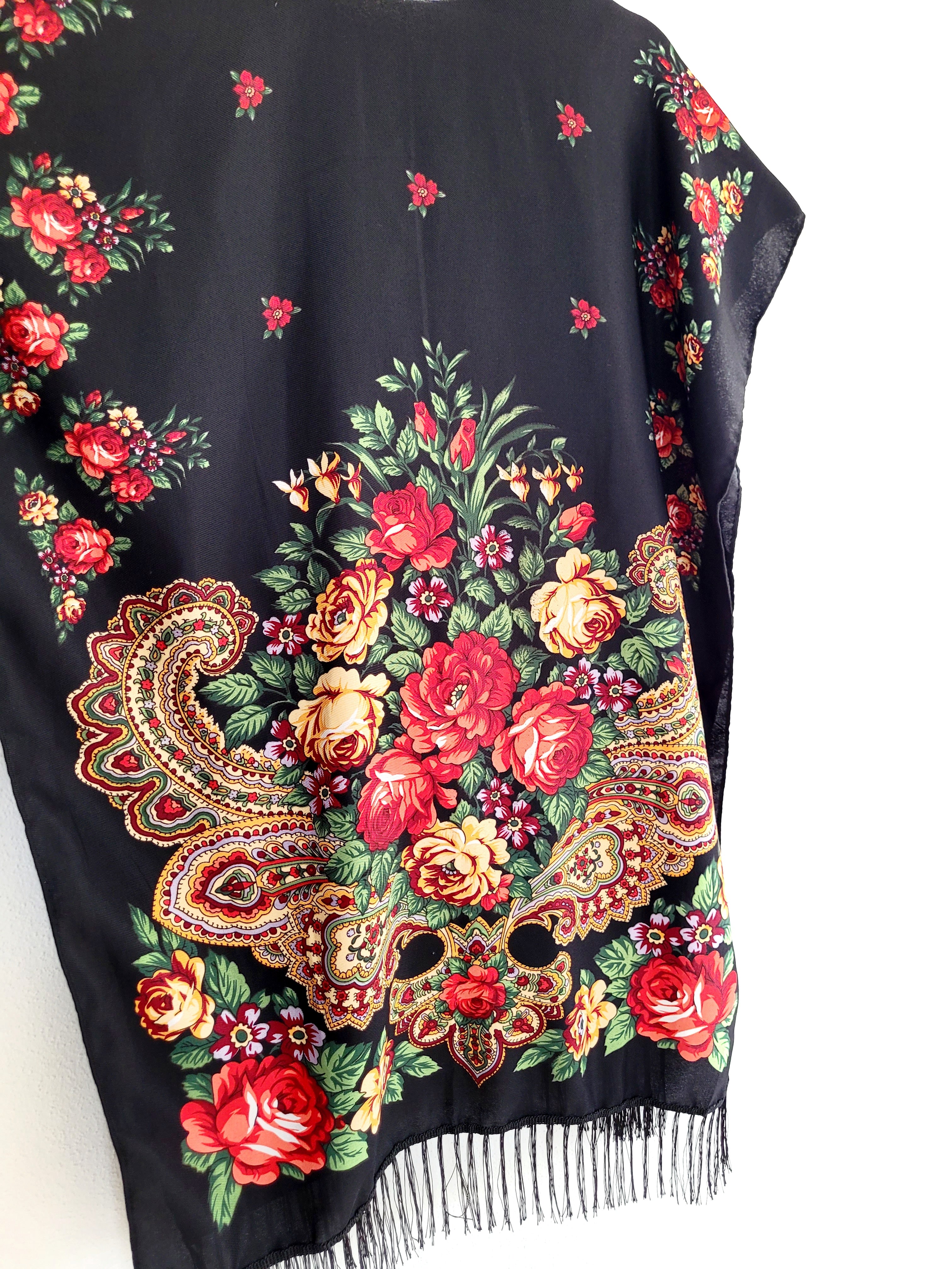 Schwarze ukrainische Strickjacke mit Fransen
