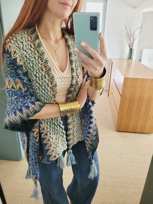 Boho Strickponcho – Handgehäkelt Look, Onesize, Kuschelig & Warm – Herbst & Winter Cape mit Fransen