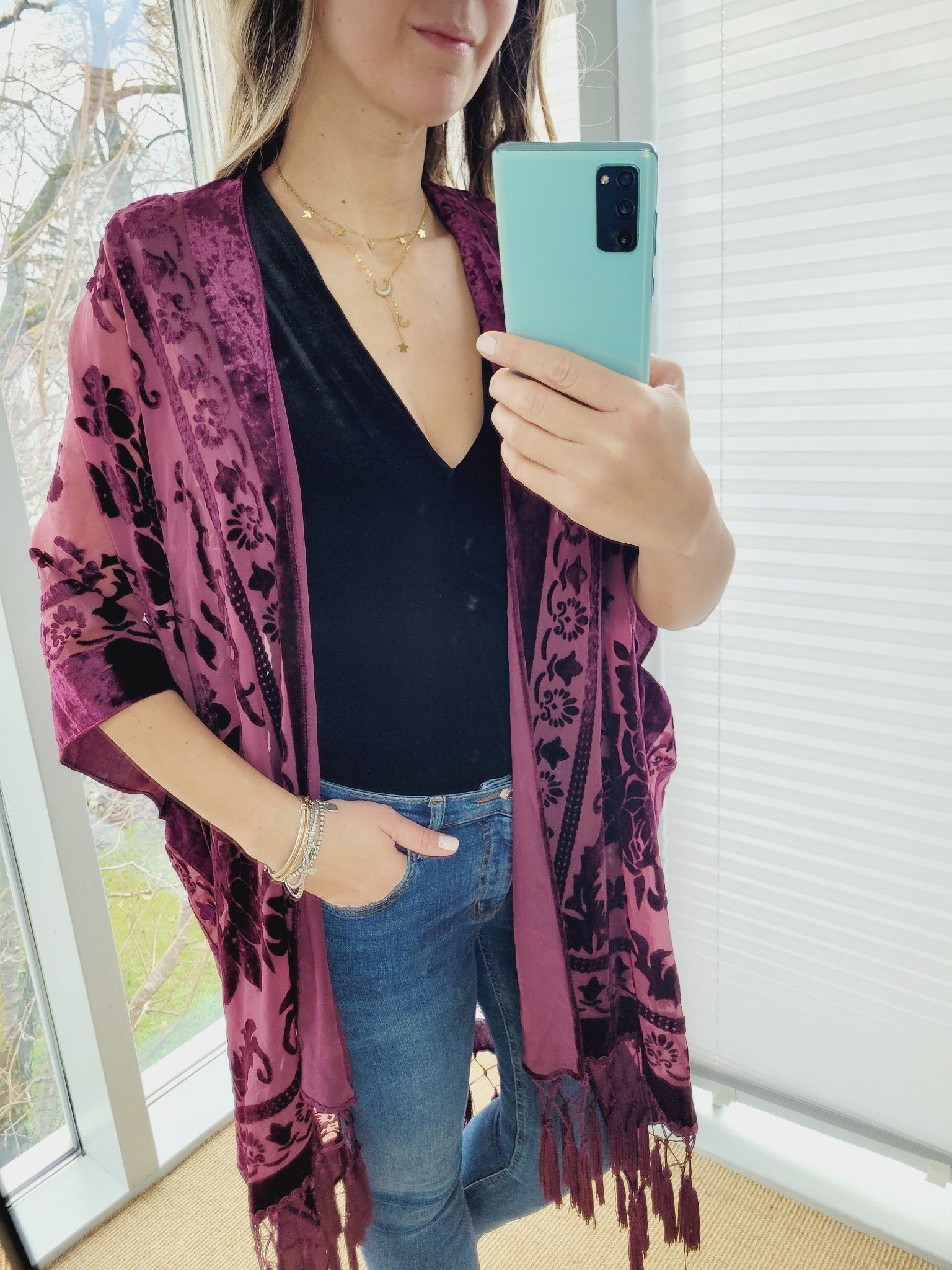 RubyLines Burnout Samt Kimono Cardigan in Dunkelrot mit floralem Muster, halbtransparentem Stoff und Fransen.